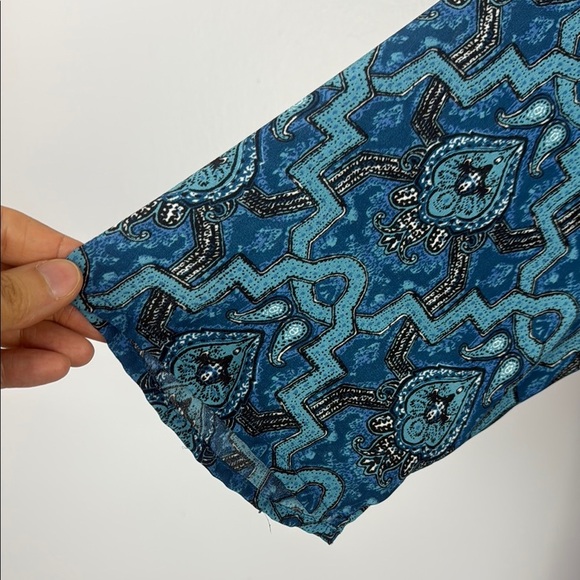 Violet & Claire Blue and Black Damask Patterned Blouse with 3/4 Sleeves Size 1X - Picture 5 of 11